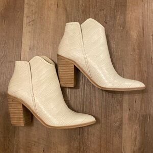 Dolce Vita Faux Reptile Leather Ankle Booties in Cream Size 7